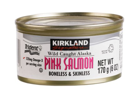 Foto de Deliciosa lata de Wild Caught Alaska Pink Salmón aislado sobre un fondo blanco con espacio para copiar - Imagen libre de derechos