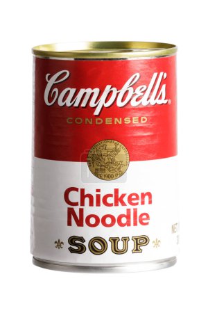Foto de Una lata de deliciosa sopa de fideos de pollo aislada sobre fondo blanco con espacio para copiar - Imagen libre de derechos