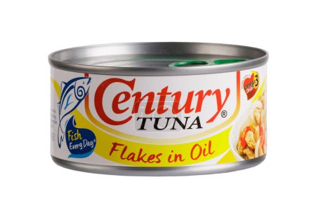 Foto de Una lata de deliciosos copos de atún en aceite aislado sobre fondo blanco con espacio para copiar - Imagen libre de derechos