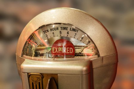 Téléchargez les photos : Ancien compteur de stationnement vintage qui a expiré "Times Up" - en image libre de droit