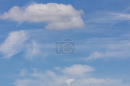 Téléchargez les photos : Tôt le matin avec un ciel plein de nuages Cumulus et un ciel bleu avec espace de copie - en image libre de droit