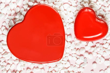Téléchargez les photos : Une romance Saint-Valentin avec deux cœurs rouges sur un fond blanc mignon avec espace de copie - en image libre de droit