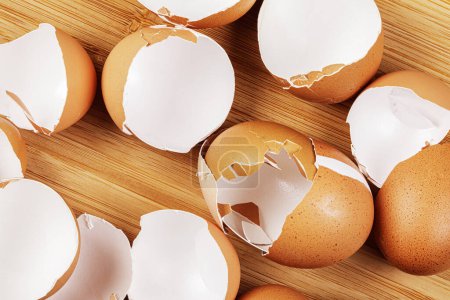 Foto de Primer plano de las cáscaras de huevos marrones orgánicos rotos con espacio de copia - Imagen libre de derechos