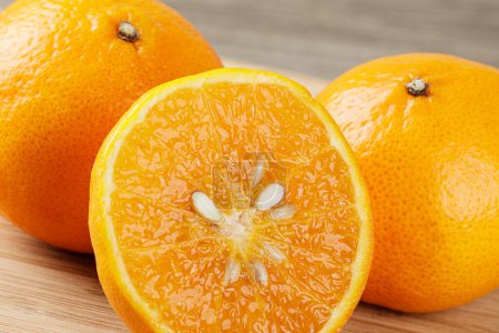 Téléchargez les photos : Gros plan des oranges mandarines isolées sur un fond en bois avec espace de copie - en image libre de droit