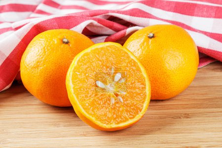 Téléchargez les photos : Gros plan des oranges mandarines isolées sur un fond en bois avec espace de copie - en image libre de droit