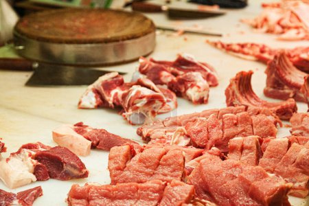 Téléchargez les photos : Porc frais abattu dans un marché humide local à Guilin dans le sud-est de la Chine - en image libre de droit