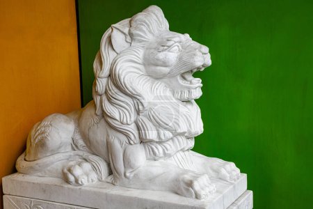 Téléchargez les photos : Fiers Lion Homme Statue dans la ville asiatique de Quezon City dans le métro de Manille, Philippines, Asie du Sud-Est - en image libre de droit