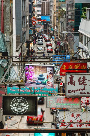 Téléchargez les photos : Hong Kong, Chine 9 novembre 2015 Les rues de Kowloon Hong Kong, Chine avec espace de copie - en image libre de droit