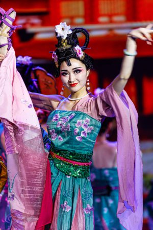 Foto de Xian, China - 29 de mayo de 2017 Bailarines realizan la famosa Cena Show de la Dinastía Tang en el Teatro Xian en Xian China - Imagen libre de derechos