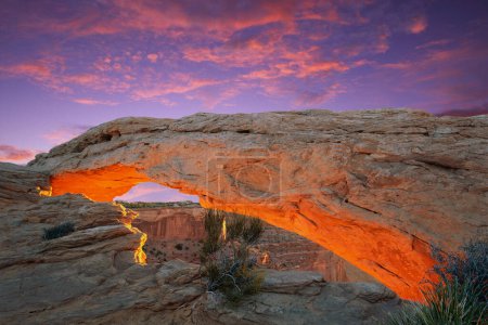 Téléchargez les photos : Lever de soleil à Mesa Arch, Cayonlands National Park, Utah, États-Unis - en image libre de droit