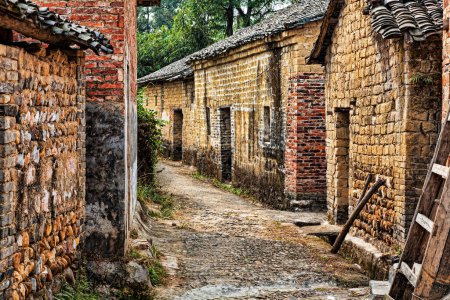 Téléchargez les photos : La belle architecture du village antique de Jiangtou dans la région autonome de Guangxi Zhuang, Chine - en image libre de droit