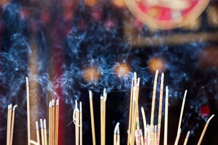 Téléchargez les photos : Encens laissés en feu par les fidèles au temple Wong Tai Sin. Également connu sous le nom Sik Sik Yuen Wong Tai Sin Temple, est un temple taoïste est situé à Kowloon, Hong Kong, Chine - en image libre de droit