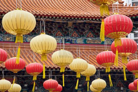 Foto de Las linternas chinas decoran el templo de Wong Tai Sin. También conocido como Sik Sik Yuen Wong Tai Sin Temple, es un templo taoísta se encuentra en Kowloon, Hong Kong, China - Imagen libre de derechos