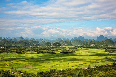 Téléchargez les photos : La belle campagne de Guilin, montrant les rizières et les montagnes Karst. Région autonome de Guangxi Zhuang, Chine - en image libre de droit