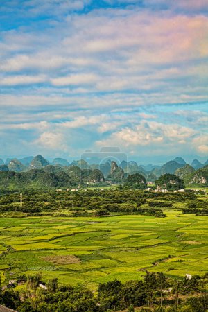 Téléchargez les photos : La belle campagne de Guilin, montrant les rizières et les montagnes Karst. Région autonome de Guangxi Zhuang, Chine - en image libre de droit