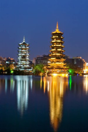 Téléchargez les photos : Vue du soir des pagodes d'or et d'argent, également connues sous le nom de pagodes du soleil et de la lune, reflétées dans le lac Shan Guilin, Guangxi, Chine
. - en image libre de droit