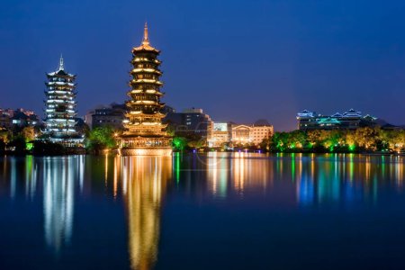 Téléchargez les photos : Vue du soir des pagodes d'or et d'argent, également connues sous le nom de pagodes du soleil et de la lune, reflétées dans le lac Shan Guilin, Guangxi, Chine
. - en image libre de droit