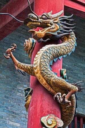 Téléchargez les photos : Image d'un dragon sculpté sur un pilier à l'entrée d'un temple scellé parce qu'on pense qu'il est hanté à Daxu Ancienne ville, Guilin, Chine. - en image libre de droit