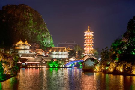 Pagoda Mulong también conocida como la Torre Mulong reflejada en el lago Mulong, Mulong Lake Park, Guilin, China
