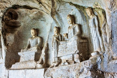Téléchargez les photos : Les célèbres sculptures bouddhistes dans la grotte de Fubo Hill également connue sous le nom de Wave Subduing Hill à Guilin en Chine avec espace de copie - en image libre de droit