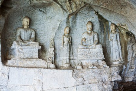 Téléchargez les photos : Les célèbres sculptures bouddhistes dans la grotte de Fubo Hill également connue sous le nom de Wave Subduing Hill à Guilin en Chine avec espace de copie - en image libre de droit