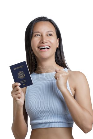 Foto de Mujer Asiática Americana sosteniendo su pasaporte americano aislado sobre un fondo blanco con espacio para copiar - Imagen libre de derechos