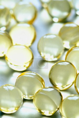 Foto de Primer plano Cápsula de vitamina E sobre fondo blanco con poca profundidad de campo y espacio para copiar - Imagen libre de derechos