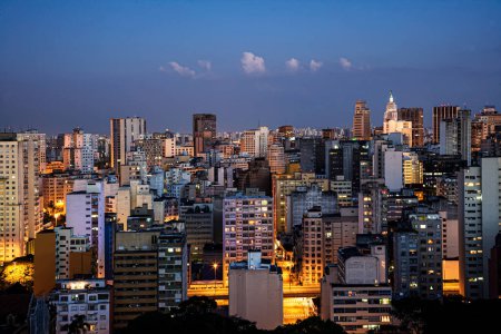 Téléchargez les photos : Crépuscule dans la ville de Sao Paulo, Brésil, Amérique du Sud - en image libre de droit