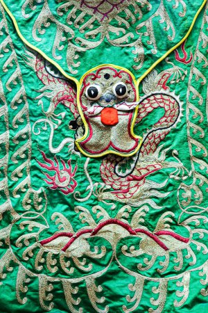 Foto de Un dragón bellamente bordado en un tapiz en la China rural - Imagen libre de derechos