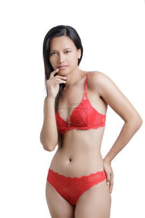 Téléchargez les photos : Asiatique américain femme porter un sexy rouge lingerie isolé sur un blanc fond avec copie espace - en image libre de droit