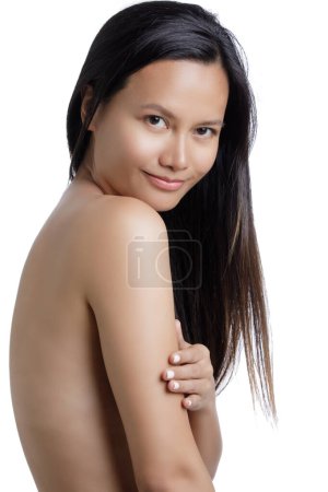 Foto de Joven mujer asiática posando en topless usando las manos para cubrir el pecho aislado sobre un fondo blanco con espacio para copiar - Imagen libre de derechos