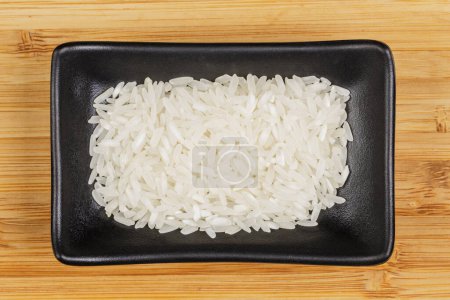 Téléchargez les photos : Flat Lay close up de délicieux bol de riz blanc isolé sur un fond en bois et l'espace de copie - en image libre de droit