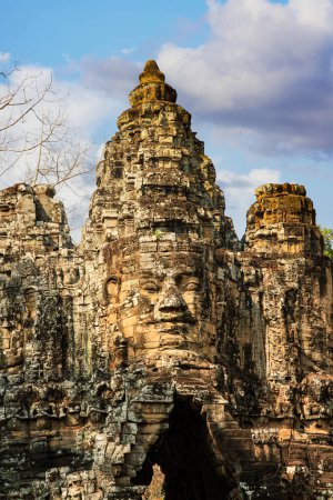 Foto de La Puerta Sur de Angkor Thom es una de las cinco puertas de entrada a la antigua ciudad jemer de Angkor Thom. La Puerta Sur es la más visitada de las cinco puertas de Angkor Thom, ya que es la más cercana a Angkor Wat. La Puerta Sur de Angkor Thom es también el - Imagen libre de derechos