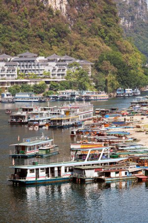 Téléchargez les photos : Bateaux dans la ville la plus difficile de Yangshuo, Région autonome du Guangxi, Chine, Asie de l'Est - en image libre de droit