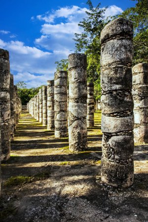 Téléchargez les photos : Chichen Itza montrant Les Colonnades est aussi appelé 1000 Colonnes Complexe. Le nom Maya "Chich'en Itza" signifie "à l'embouchure du puits de l'Itza". Situé dans la péninsule du Yucatan au Mexique - en image libre de droit