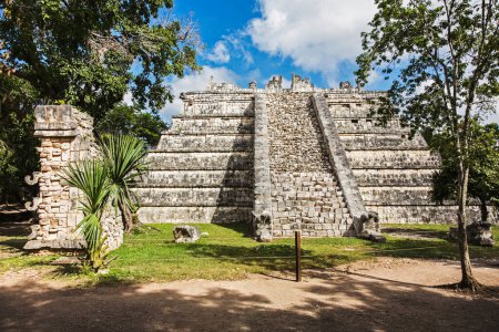 Téléchargez les photos : Chichen Itza Le nom maya "Chich'en Itza" signifie "à l'embouchure du puits de l'Itza". Situé dans la péninsule du Yucatan au Mexique - en image libre de droit