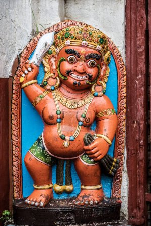 Téléchargez les photos : Une des nombreuses belles statues d'un Dieu hindou autour du pays du Népal dans la ville de Maru Tol en dehors de Katmandou, Népal, Asie du Sud - en image libre de droit