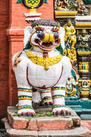 Foto de Una de las muchas estatuas hermosas de un dios hindú alrededor del país de Nepal en la ciudad de Maru Tol fuera de Katmandú, Nepal, Asia meridional - Imagen libre de derechos