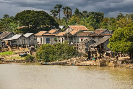 Téléchargez les photos : Poor Cambodians living in poverty along a river in South East Asia - en image libre de droit