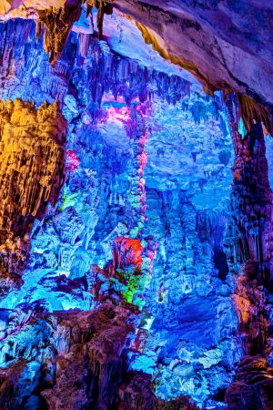 Téléchargez les photos : Les grottes de flûte Reed magnifiquement éclairées situées à Guilin, Guangxi Provine, Chine, Asie de l'Est - en image libre de droit