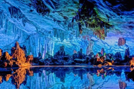 Téléchargez les photos : Les grottes de flûte Reed magnifiquement éclairées situées à Guilin, Guangxi Provine, Chine, Asie de l'Est - en image libre de droit