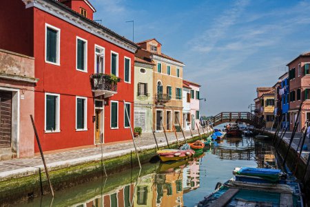 Foto de Casas coloridas y negocios que bordean los canales en la isla de Burano cerca de Venecia Italia, Europa - Imagen libre de derechos