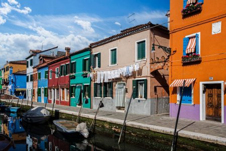 Foto de Casas coloridas y negocios que bordean los canales en la isla de Burano cerca de Venecia Italia, Europa - Imagen libre de derechos