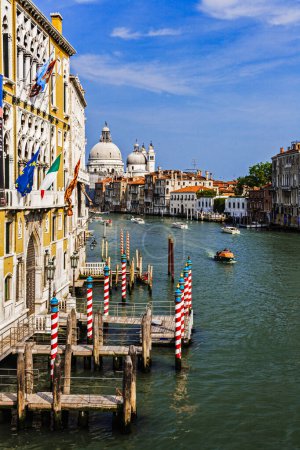 Téléchargez les photos : Gondoles le long du Grand Canal avec une architecture vénusienne typique à Venise Italie, Europe - en image libre de droit