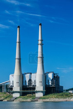 Foto de Planta Eléctrica de Carbón a lo largo del Río Ohio, Estados Unidos, América del Norte con espacio para copias - Imagen libre de derechos