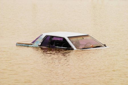 Foto de Camino rural que conduce a las aguas de inundación en América Rural, América del Norte - Imagen libre de derechos