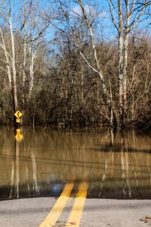 Téléchargez les photos : Rural Country Road menant aux eaux d'inondation en Amérique rurale, Amérique du Nord - en image libre de droit
