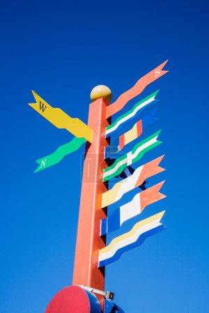 Téléchargez les photos : Panneaux d'information le long de la ville Promenade isolée avec un ciel bleu avec espace de copie à Orlanda Floride États-Unis, Amérique du Nord - en image libre de droit