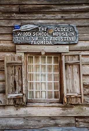 Téléchargez les photos : Signe de la plus ancienne école en bois d'Amérique, St. Augustine Florida USA, Amérique du Nord - en image libre de droit