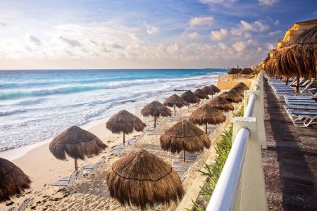 Téléchargez les photos : Les eaux turquoise et les plages de sable blanc de Cancun sur la péninsule du Yucatan dans le Quintana Roo Mexique - en image libre de droit